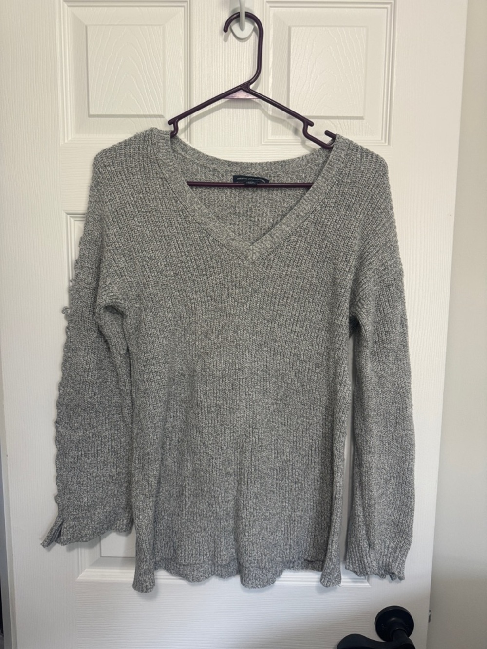 American Eagle Outfitters Light Gray V-Neck Sweater size small